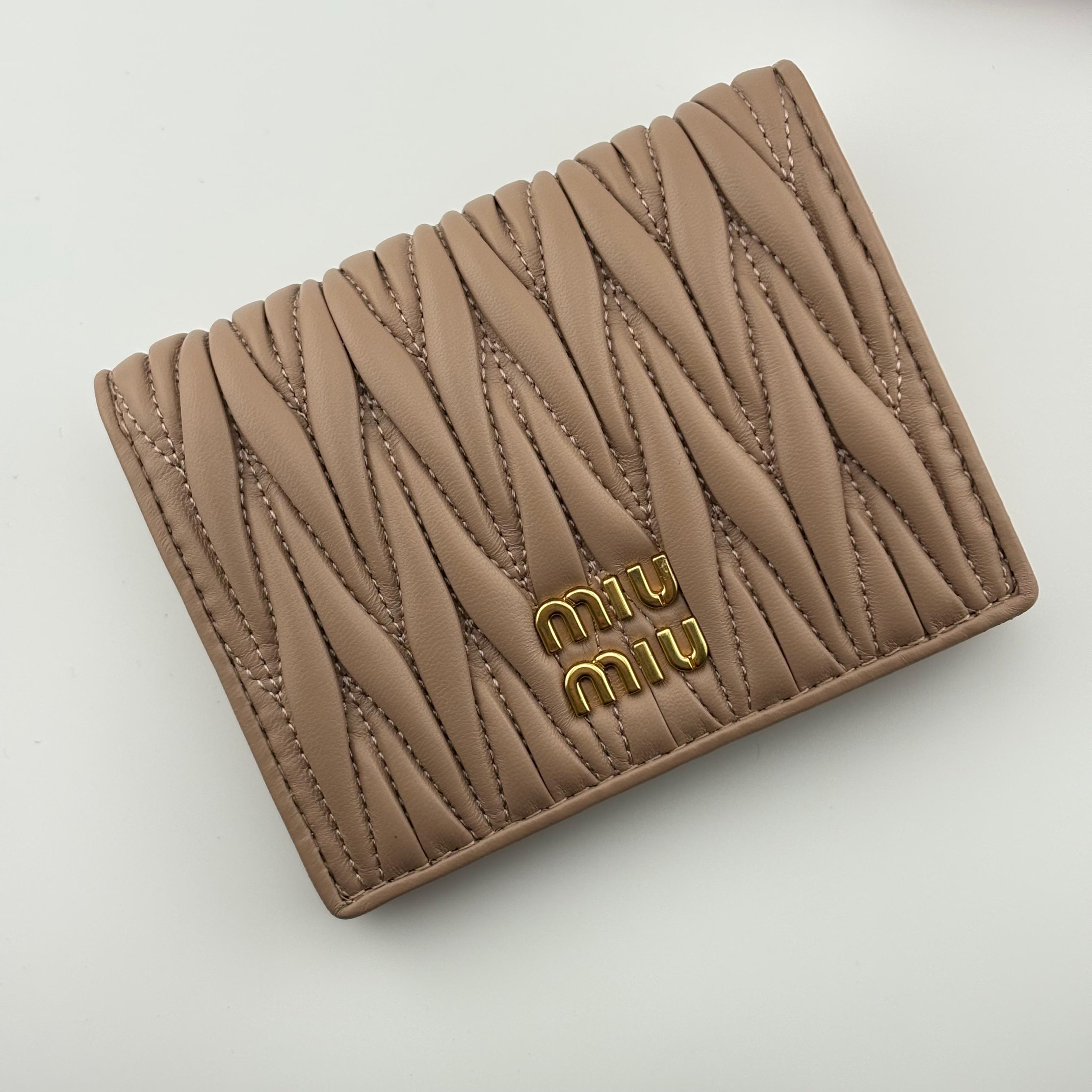 محفظة Miu Miu