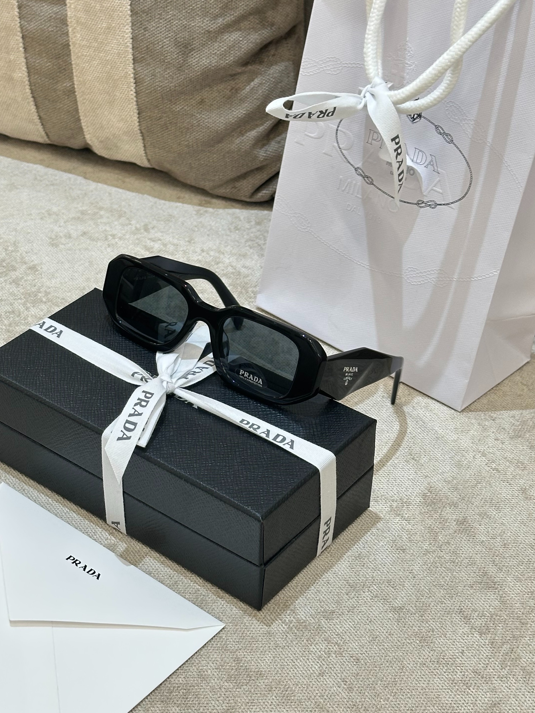 نظارات برادا نسائية