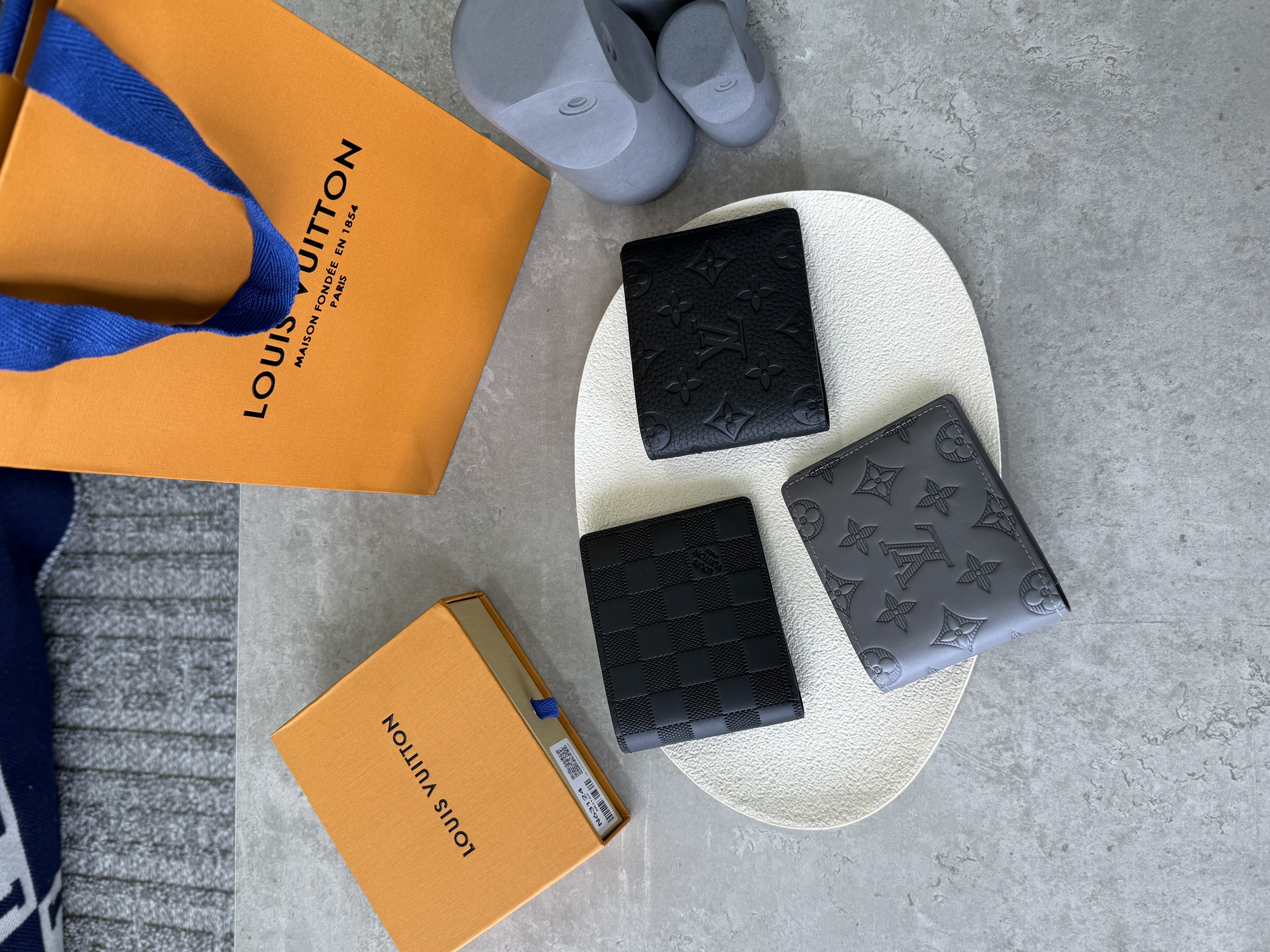 محافظ LV رجالية