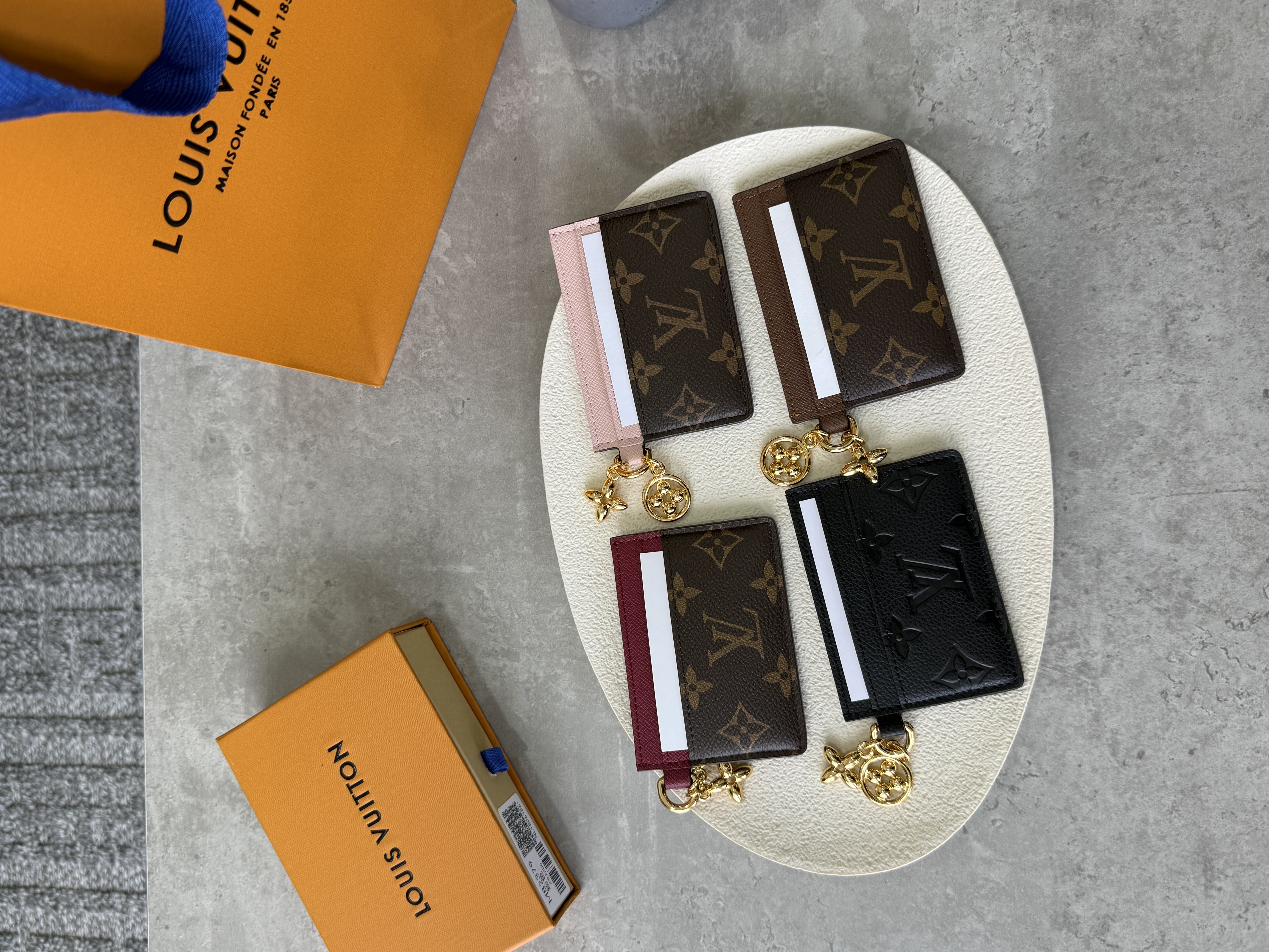 محافظ LV نسائية